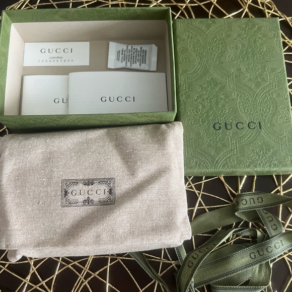 NEW Authentic Gucci Beige Leather Wallet with Gold Logo - Picture 5 of 10